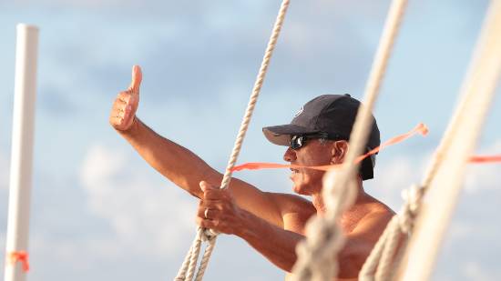 Nainoa Thomposon using his had to anthropically measure the angles between the stars and horizon 